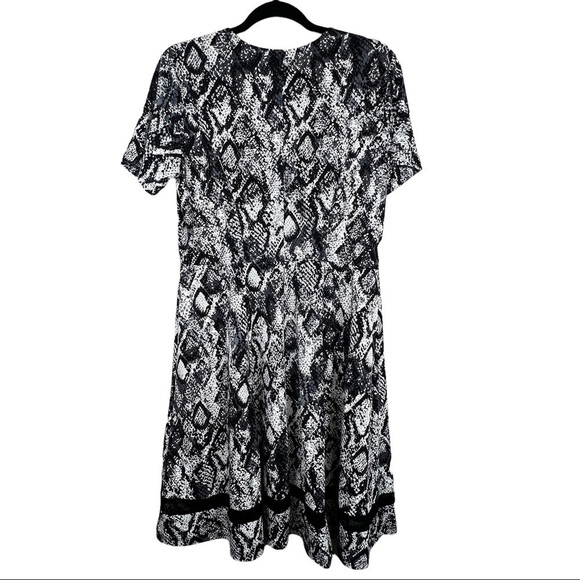 Signature by Robbie Bee Snake skin print V neck short sleeve Dress Size M - Picture 2 of 8